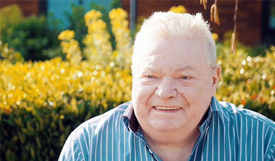 Stephen parla di come ha gestito il dolore cronico con la stimolazione del midollo spinale.